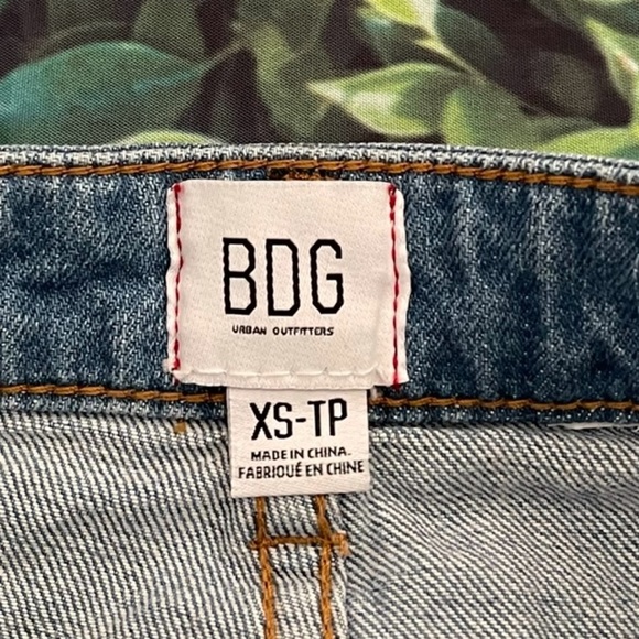 BDG Denim Mini Skirt Raw Hem size XS Preowned UO frayed hem casual on trend - Picture 5 of 7